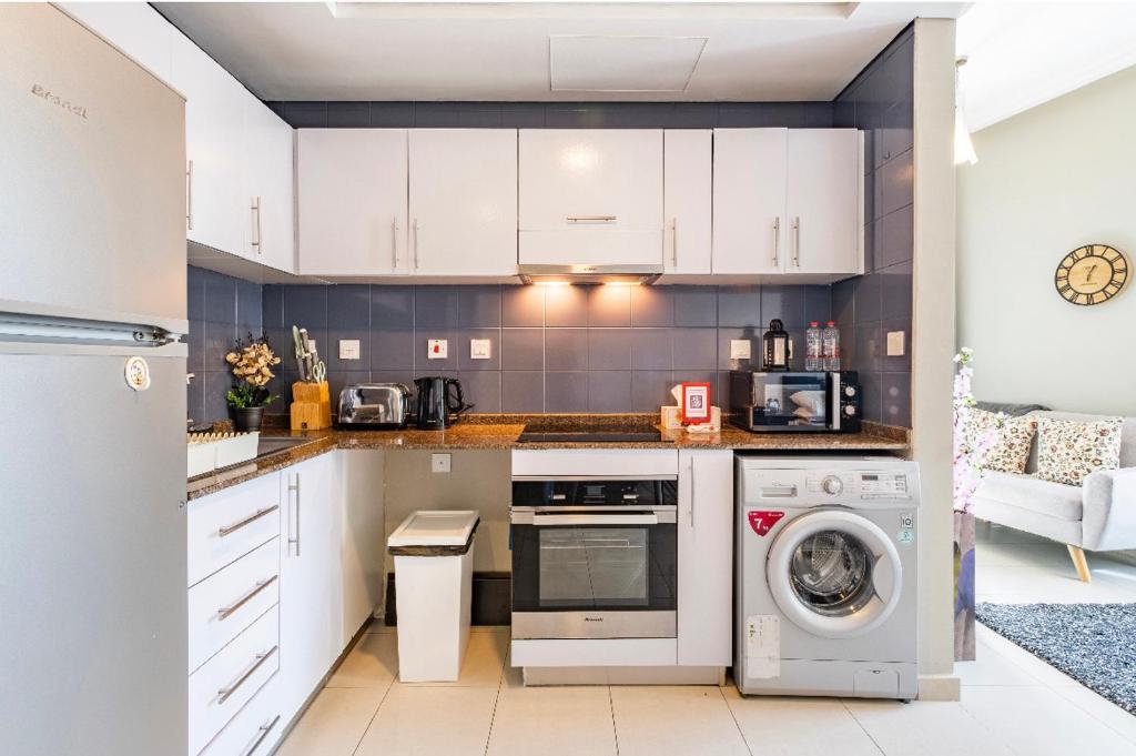 Rare Waterfront Studio in Bay Central, Dubai Marina