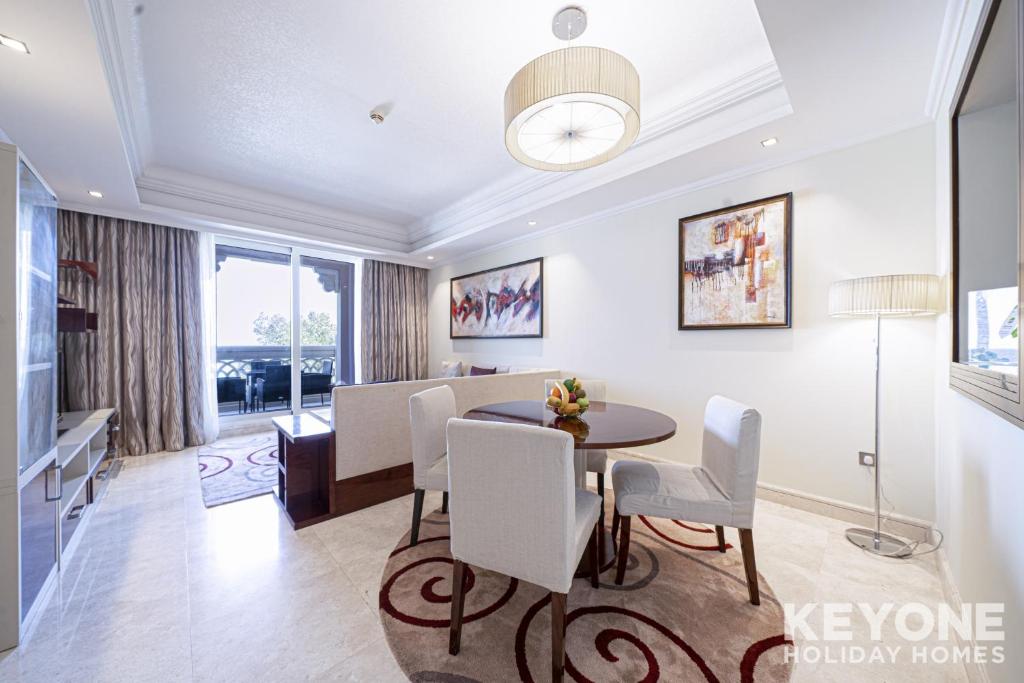 هتل تو بد روم سی ویو آپت وید پرایوت بیچ اکسس - Two Bedroom Sea View Apt with Private Beach Access