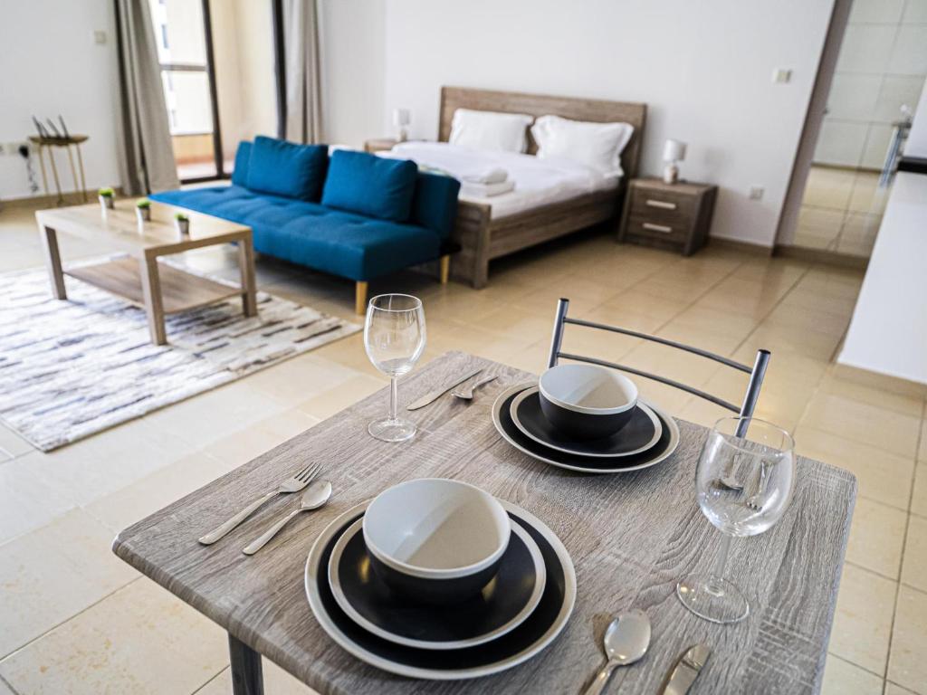 هتل بگ استودیو این جی بی آر جاست وان مینت تو بیچ اند ترام - Big Studio in JBR just one minute to Beach & Tram