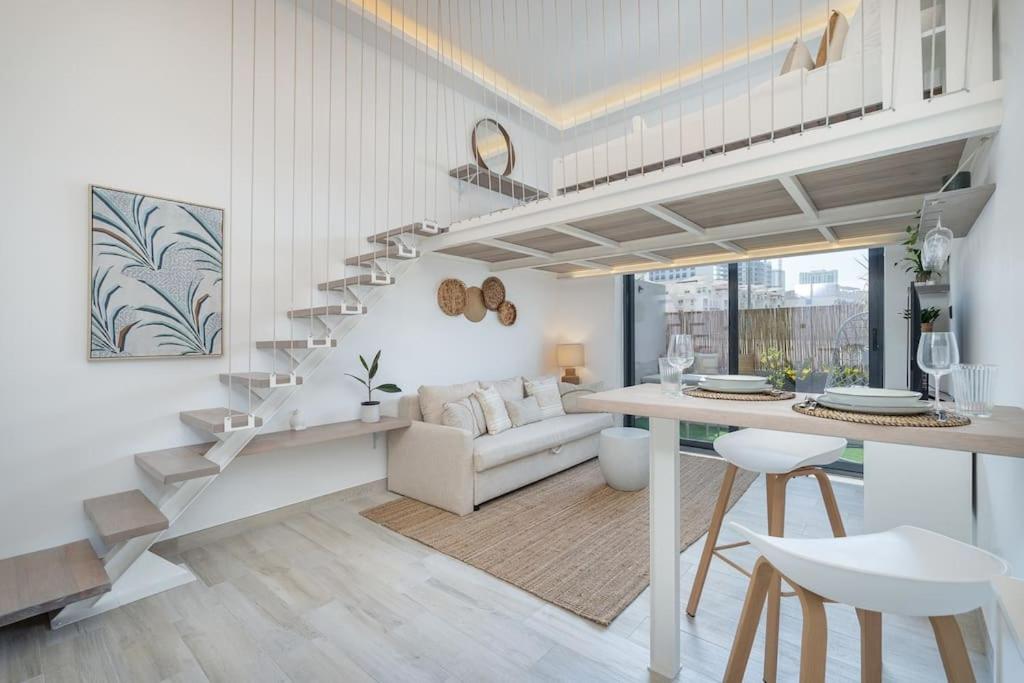 هتل چارمینگ لافت وید اسپیشس ترس این جی وی سی - Charming Loft with Spacious Terrace in JVC