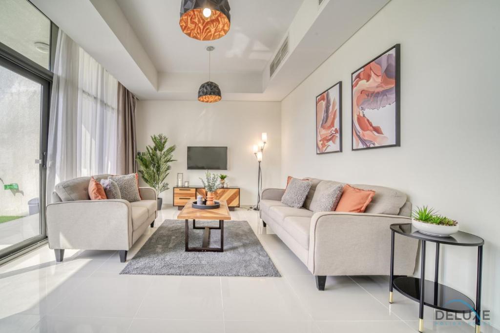 هتل فلولس 3BR تاون هاوس ویت اسیستنتس روم ات داماک هیلز 2 بای دلاکس هالیدی هومز - Flawless 3BR Townhouse with Assistant's Room at DAMAC Hills 2 by Deluxe Holiday Homes