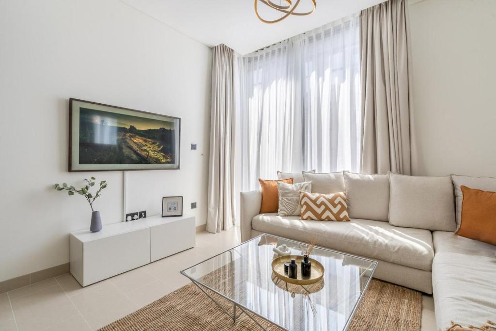 هتل گست ردی - ذ بیج کلاکشین این آیدلیک صبها - GuestReady - The Beige Collection in Idyllic Sobha