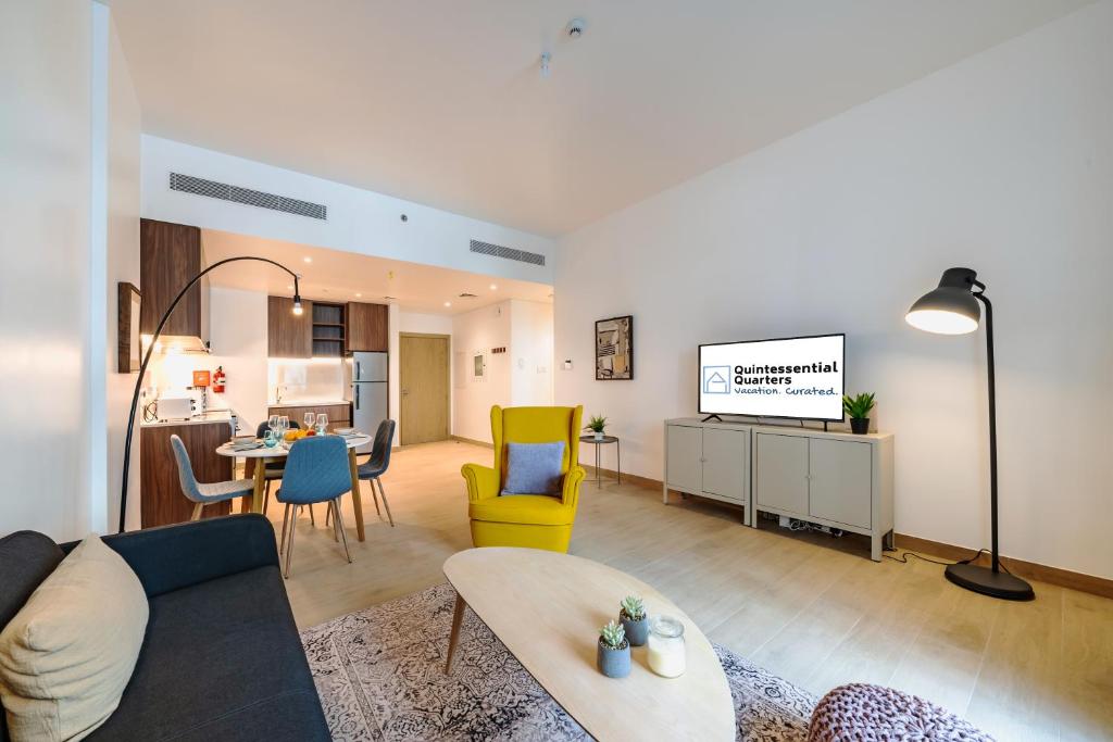 هتل باستلینگ بیچ هات اسپات - استایلش اینتریور - لا مر - Bustling Beach Hotspot - Stylish Interior - La Mer