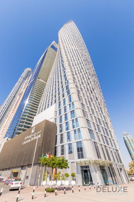 هتل رفائند 1BR ات کایان تاور دوبی مارینا بای دلکس هالیدی هومز - Refined 1BR at Cayan Tower Dubai Marina by Deluxe Holiday Homes