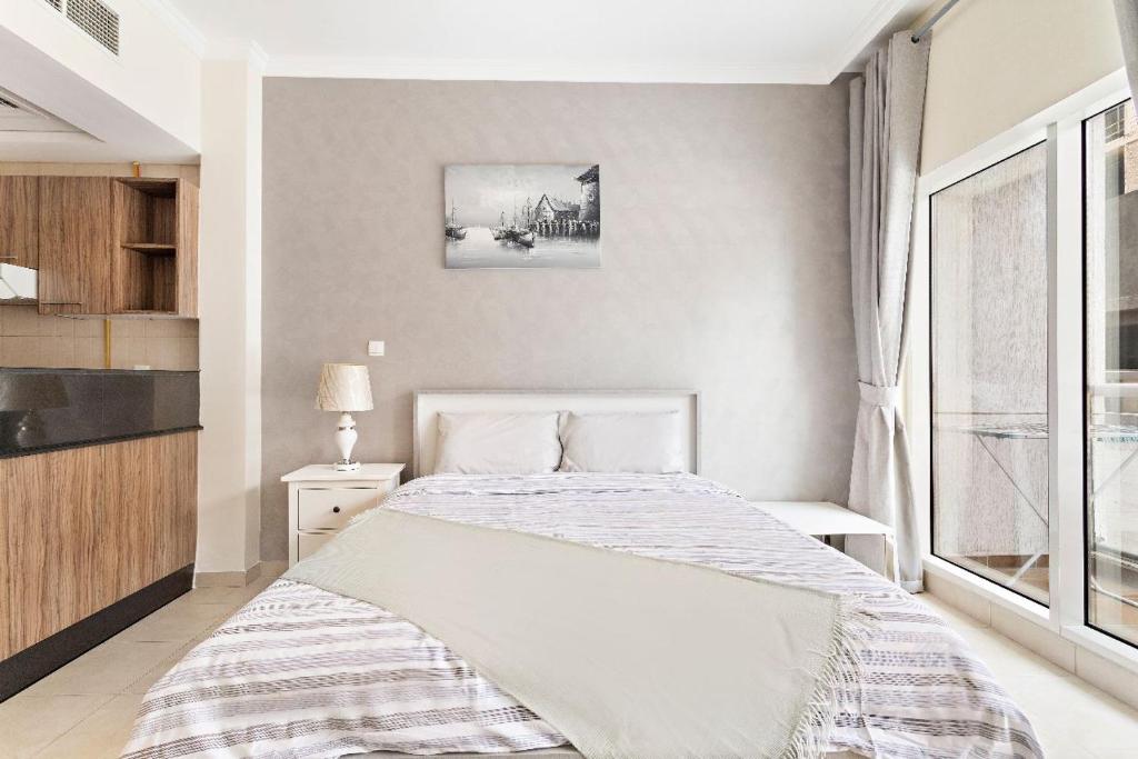 هتل آلیوینگ لاکچری استودیو آپارتمان اَت برج ال نجوم داون تاون دبی - ALiving Luxury Studio Apartment at Burj Al Nujoom Downtown Dubai