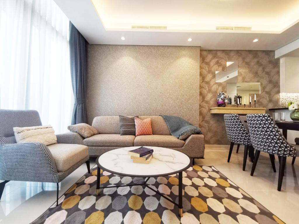 هتل وکِی لتینگز - اسپات لایت اینفینیتی پل در پارامونت تاور - Vacay Lettings -Spotlight infinity pool at Paramount Tower