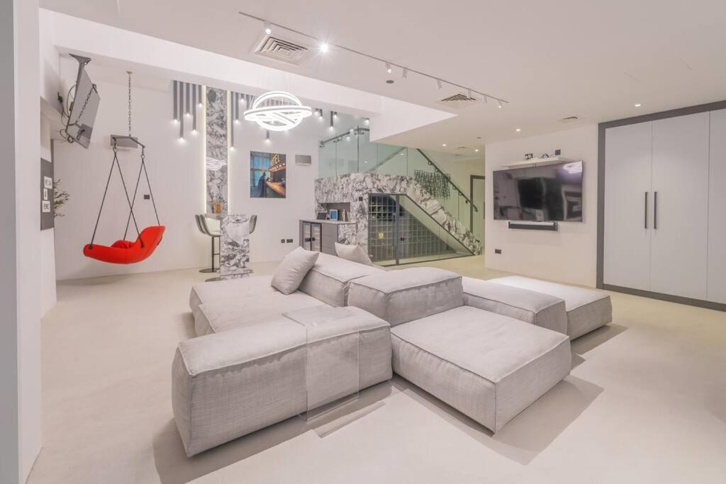 هتل ذا گِرِیشسنس لاکژری تک هوم دبی مارینا کایان تاور - The Grayciousness Luxury Tech Home Dubai Marina Cayan Tower