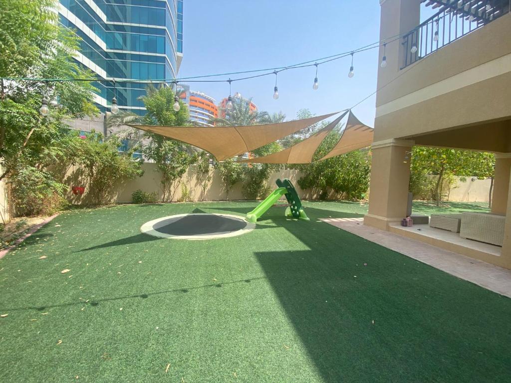 هتل اسپیشس فور-بد روم ویلا، چیلدرن فرانددلی Spacious 4-bedroom villa, children friendly
