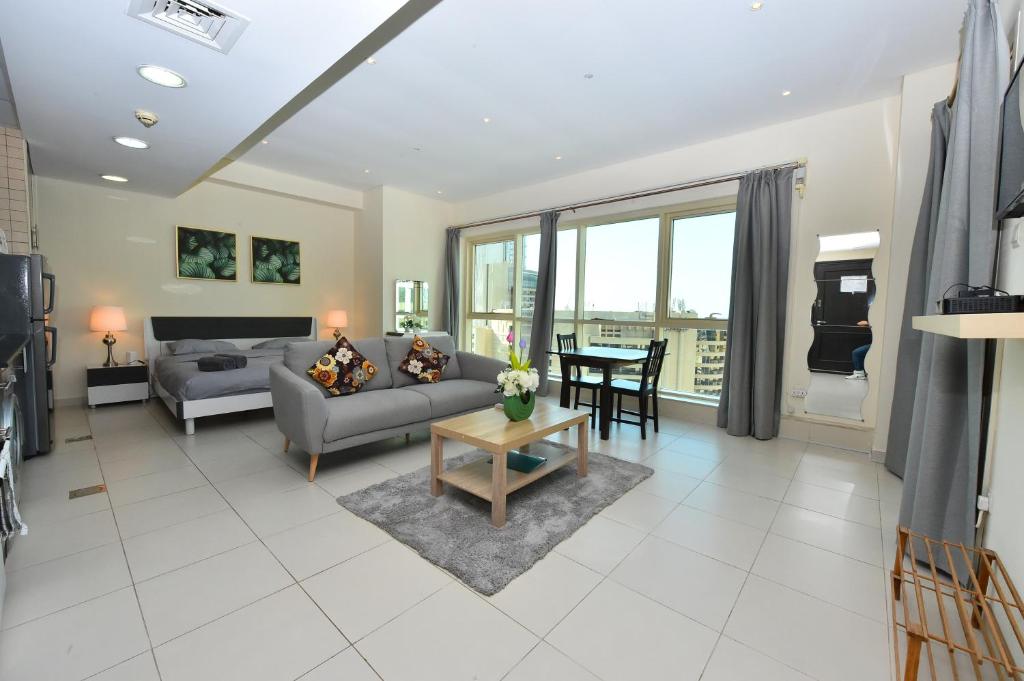هتل فرنیشد استودیو ویز بالکنی این رویال اوشینیک - Furnished studio with balcony in Royal Oceanic