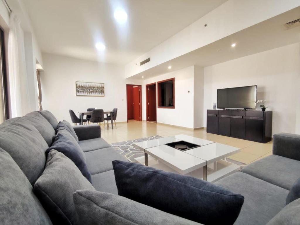 هتل لارج 1 بی آر آپارتمان ویت اسپیشس بالکنی اورلوکینگ ذ دبی مارینا - LARGE 1BR APARTMENT with SPACIOUS BALCONY OVERLOOKING THE DUBAI MARINA