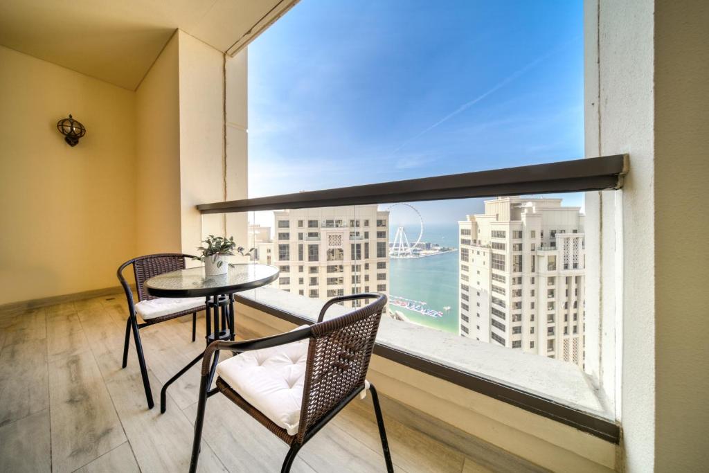 هتل سیصد متر از ساحل - آپارتمان جی بی آر با دید دریا و چرخ و فلک دبی - 300m From The Beach - JBR Apartment with Sea & Dubai Eye Views