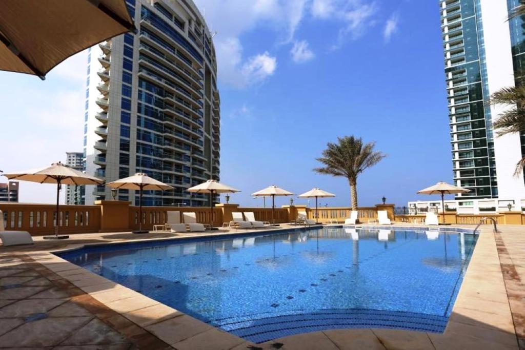 هتل های گستس - چارمینگ آپت این جی بی آر وید بالکونی بای د بیچ - HiGuests - Charming Apt in JBR with Balcony by the Beach