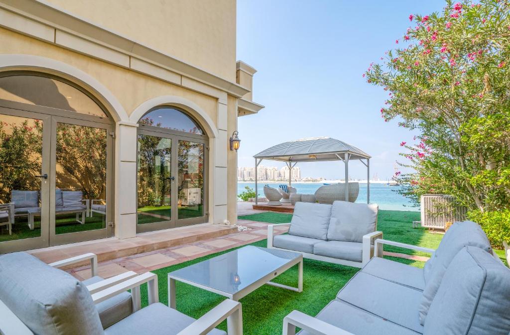 هتل وکِی لِتینگز - پرایوات پول اند بیچ ویلا ات پالم جمیرا - Vacay Lettings -Private Pool & Beach Villa at Palm Jumeirah
