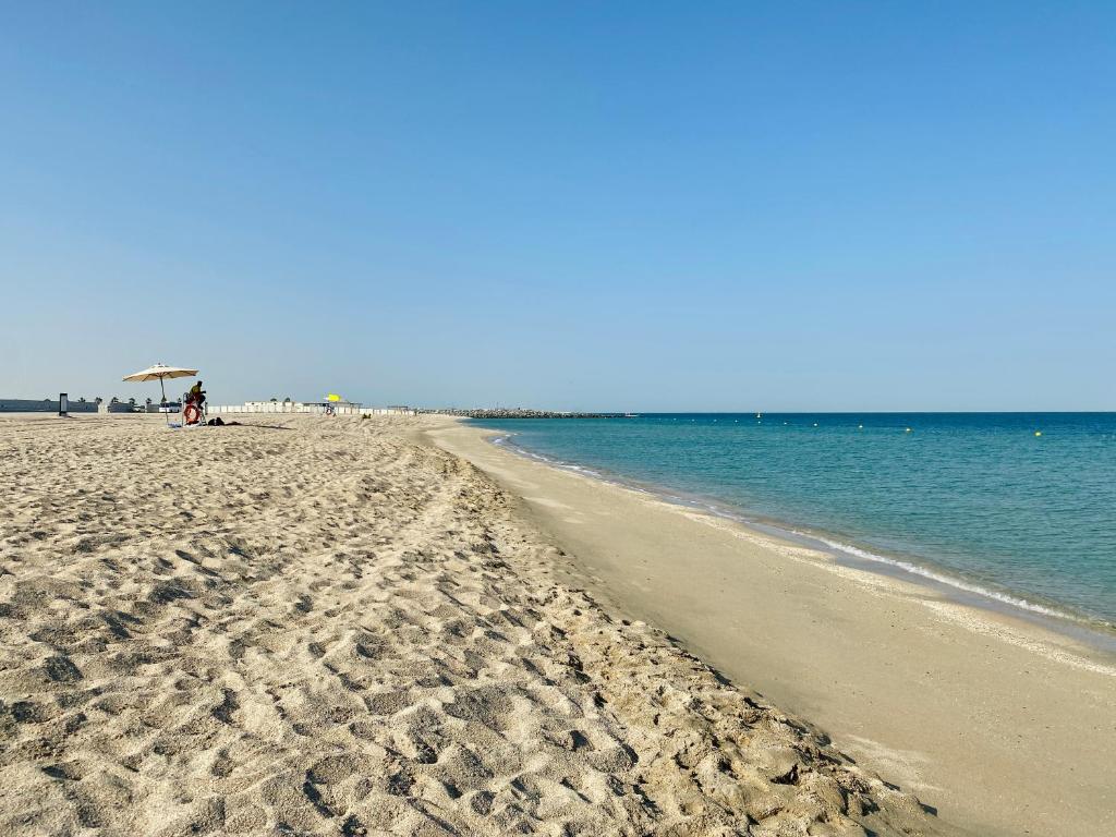 هتل ال ام 21 - مدرن 1 بی آر ویت بیچ اکسس این لا کوته بیلدینگ - LM21 - Modern 1BR with Beach access in La Cote Building