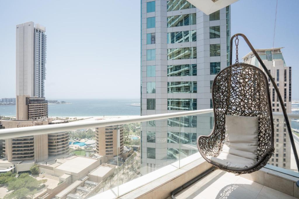 هتل هایگیستس - اکسسشنال آپت وید فرنیشد تراس بای د سی - HiGuests - Exceptional Apt with Furnished Terrace By the Sea