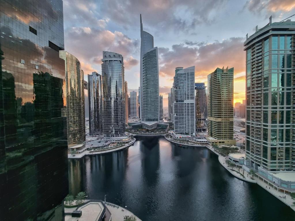 هتل وُکینگ دیستنس تو مترو! فول کَنال ویو - Walking Distance to Metro! FULL Canal View