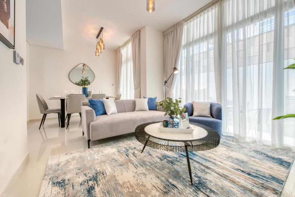 هتل اسپل‌باندینگ 3BR تاون هاوس ات داماک هیلز 2 دوبایلند بای دلاکس هالیدی هومز - Spell-binding 3BR Townhouse at DAMAC Hills 2 Dubailand by Deluxe Holiday Homes