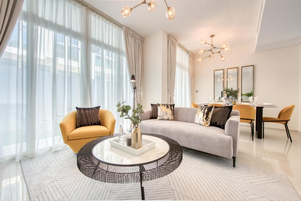 هتل چاریزماتیک 3BR تاون هاوس ات دماک هیلس 2 دبیلند بای دلاکس هالیدی هومز - Charismatic 3BR Townhouse at DAMAC Hills 2 Dubailand by Deluxe Holiday Homes
