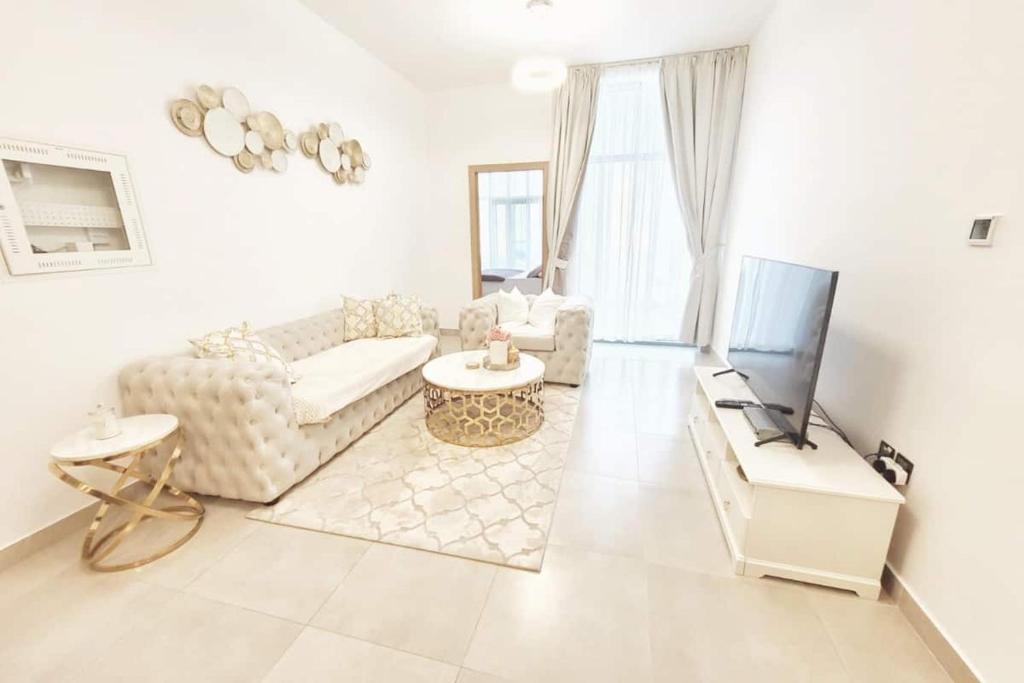 هتل مدرن 1 بی آر این جمیره ویلیج دایره (پول ویو) - Modern 1BR in Jumeirah Village Circle (Pool View)