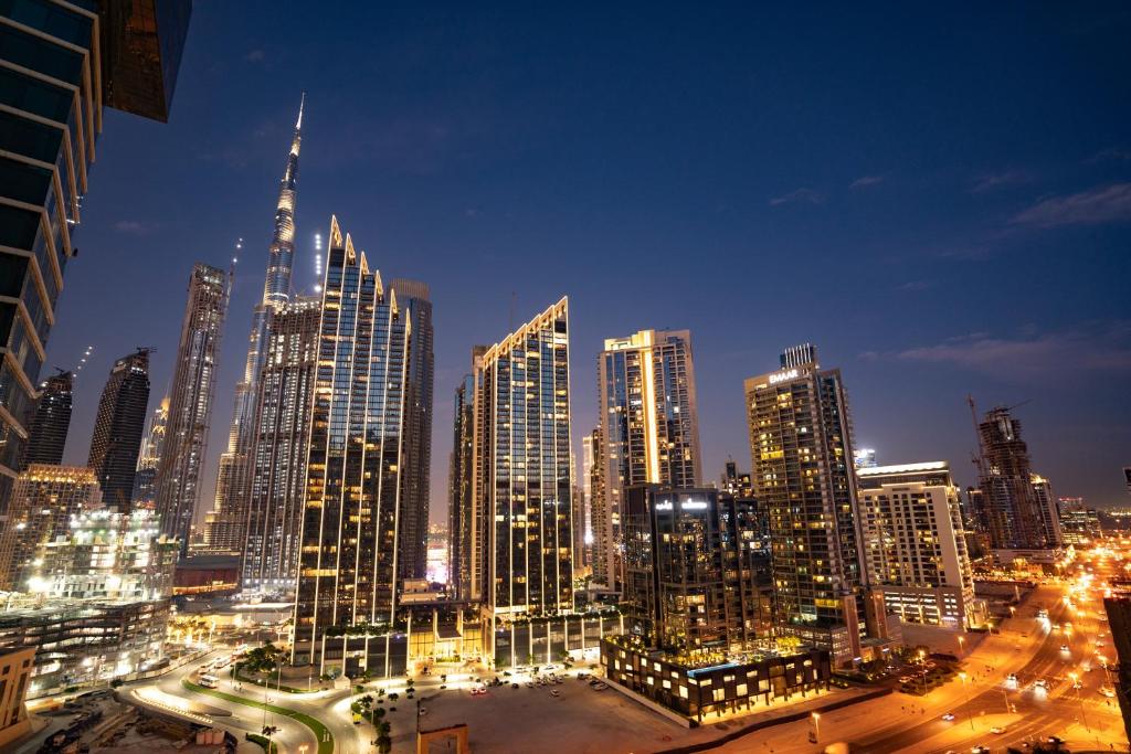 هتل ۳ بدروم کاندو وی ترس فیسینگ برج خلیفه. - 3 Bedroom Condo w terrace facing Burj Khalifa.