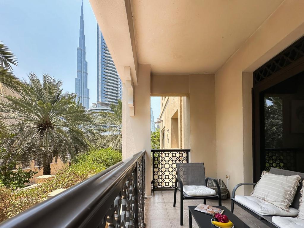 هتل تروفی - 2BR امراولد استیت و برج خلیفه ویو - Trophy - 2BR Emerald Estate w Burj Khalifa View