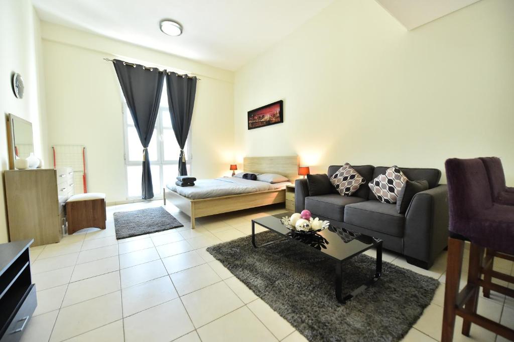هتل اسپیشس فولی فرنیشد استودیو آپت - نکس تو مترو، 5 مینز فروم مال - مد 46 - Spacious Fully Furnished Studio Apt - Next to Metro, 5 Mins from Mall - MED46