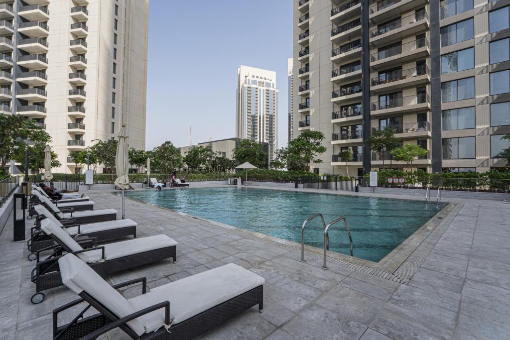 هتل های‌گستس - آرتیستیک آپت ویت بالکونی اوورلوکینگ دوبی کانال - HiGuests - Artistic Apt with Balcony Overlooking Dubai Canal