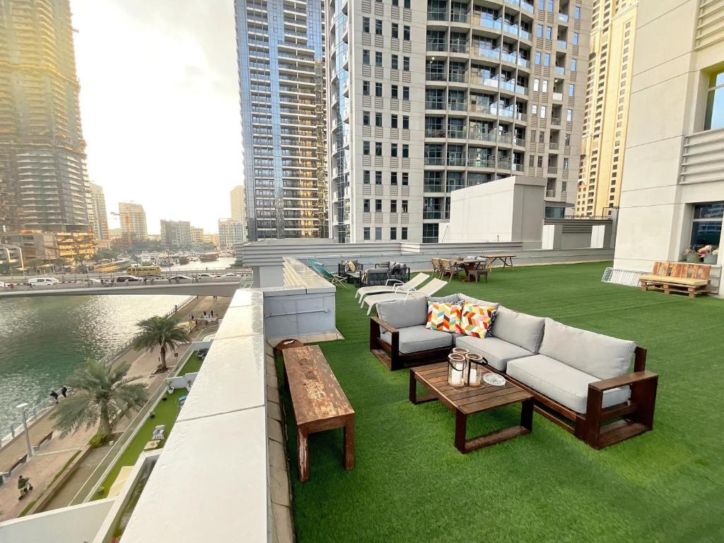 هتل ویلا ویت پرایوت هیو ترس اوورلوکینگ د مارینا این ا یونس هوم - VILLA with Private Huge Terrace Overlooking the Marina in a Unique Home