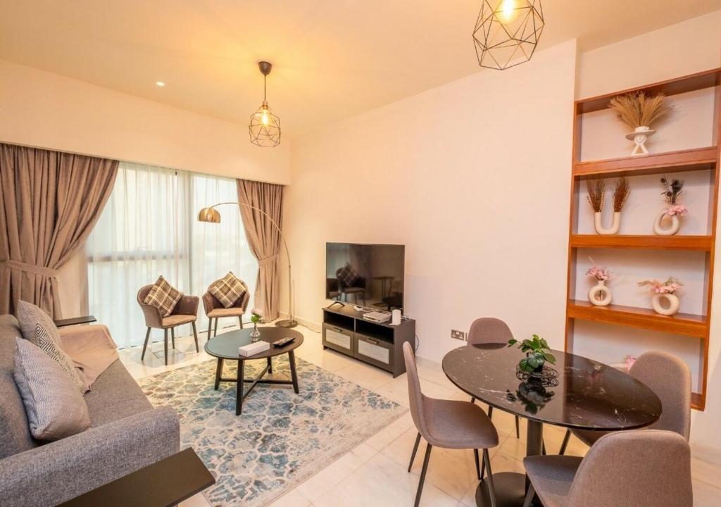 هتل هومتاون آپارتمنتس - کژی وان بی آر آپارتمنت ویت برند نیو فرنیچر این دی آی اف سی - Hometown Apartments - Cosy 1 Br Apartment with Brand New Furniture in DIFC