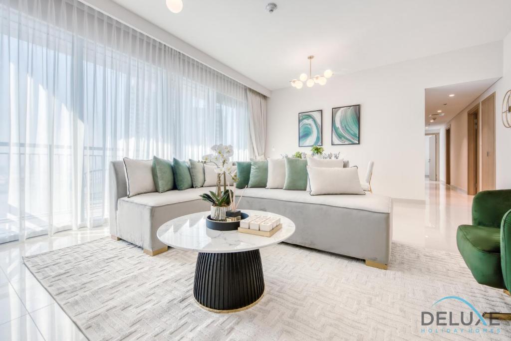 هتل رادیانت 3BR ویت اسیستنت روم ات هاربور ویوز تاور 1 بای دلاکس هالیدی هومز - Radiant 3BR With Assistant Room at Harbour Views Tower 1 by Deluxe Holiday Homes
