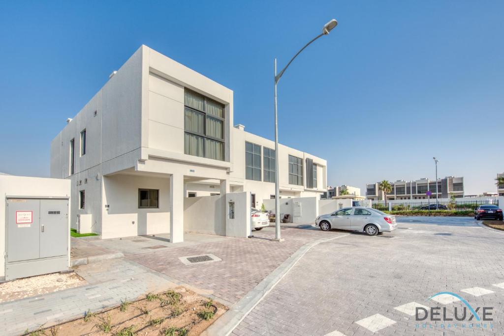 هتل اکستنسیو 3 بی آر تاون هاوس ات جانوسیا داماک هیلز 2 بای دلاکس هالیدی هومز - Extensive 3BR Townhouse at Janusia Damac Hills 2 by Deluxe Holiday Homes