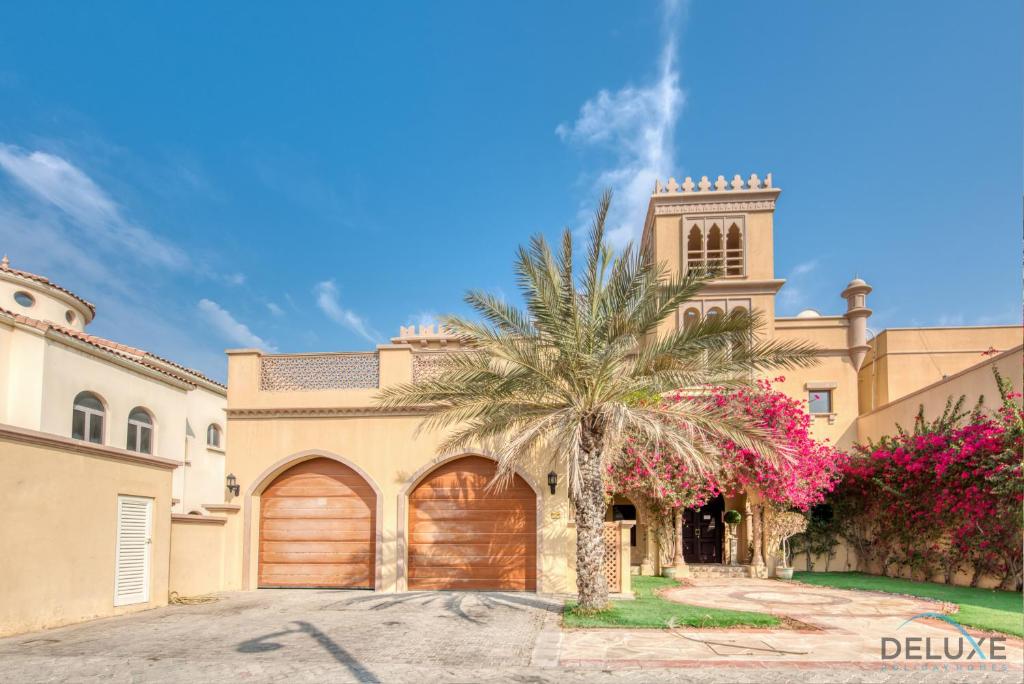 هتل اسپلندید 5BR ویلا اَت کَنال کُوِی پالم جمیرا بای دِلُکس هالیدِی هومز - Splendid 5BR Villa at Canal Cove Palm Jumeirah by Deluxe Holiday Homes