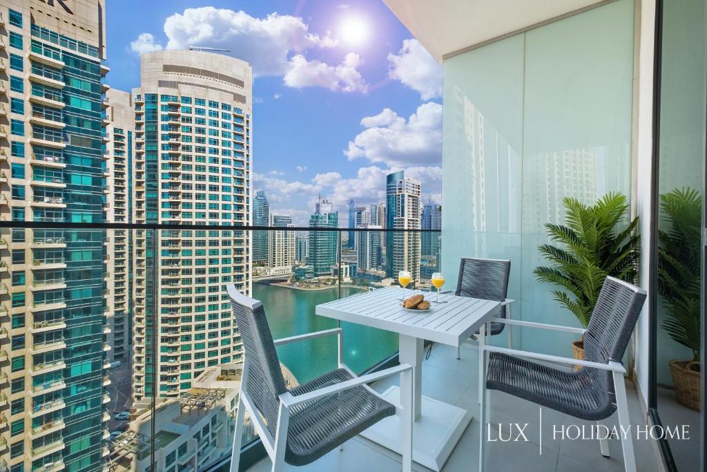 هتل لاکس کانتمپرری سوئیت وید فول مارینا ویو 3 - LUX Contemporary Suite with Full Marina View 3