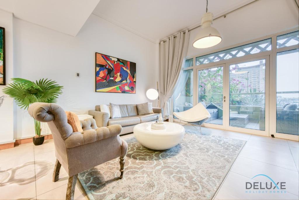 هتل لایولی 1 بی آر در ال نابات شُورلاین 8 پالم جمیرا بای دلاکس هالی‌دی هومز - Lively 1 BR at Al Nabat Shoreline 8 Palm Jumeirah by Deluxe Holiday Homes