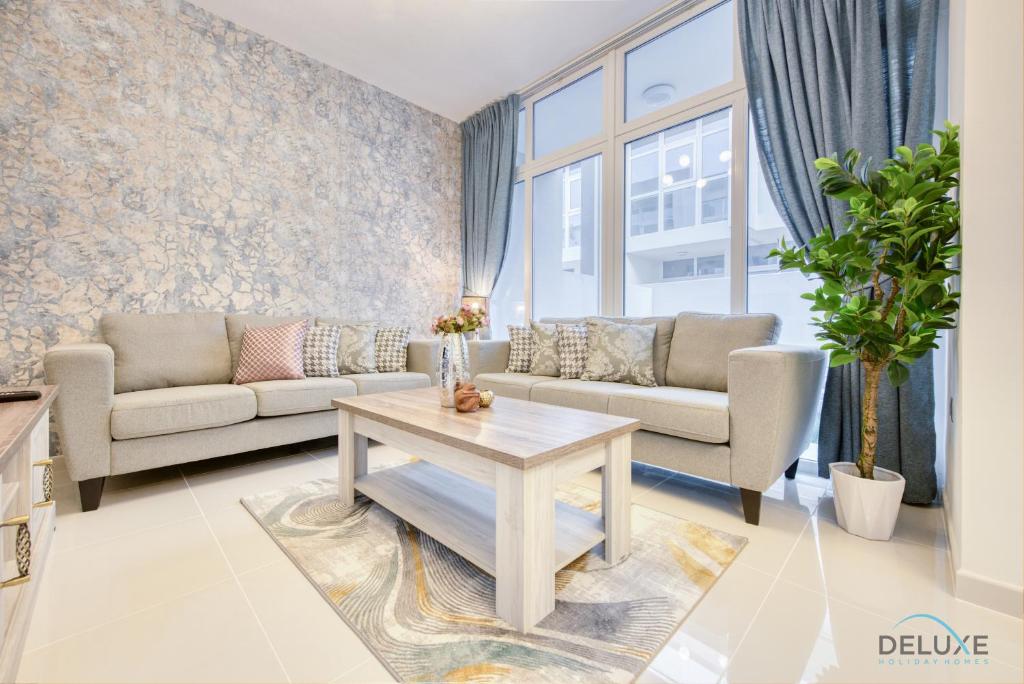 هتل آپولنت 3BR تاون هاوس ات دامک هیلز 2 دوبی لند بای دلاکس هالیدی هومز - Opulent 3BR Townhouse at DAMAC Hills 2 Dubailand by Deluxe Holiday Homes