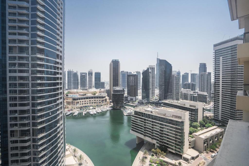 هتل های‌گستس - آرتیستیک واتفانت آپت، پرفکت فور بیچ لاورز - HiGuests - Artistic Waterfront Apt, Perfect for Beach Lovers