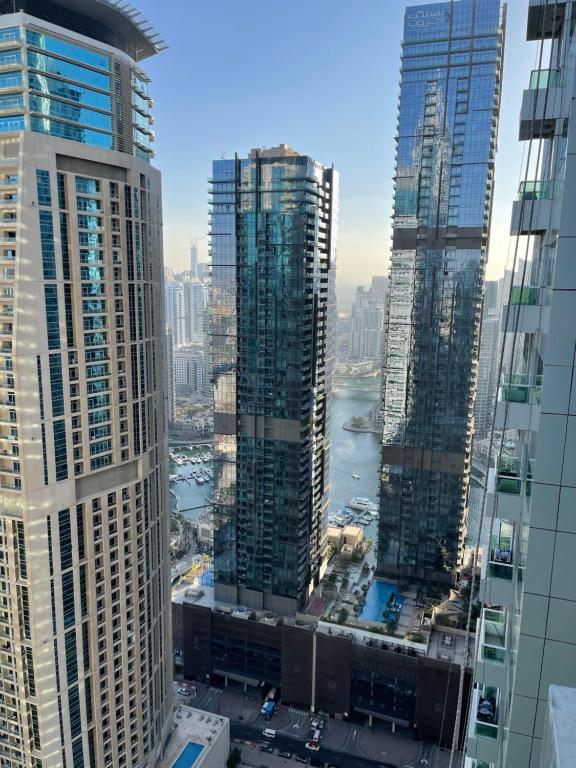 هتل برایایت لاکچری 2 بی آر آپت دبی مارینا ویت بالکونی اند فری پارکینگ - Bright Luxury 2BR Aprt Dubai Marina with Balcony & Free Parking
