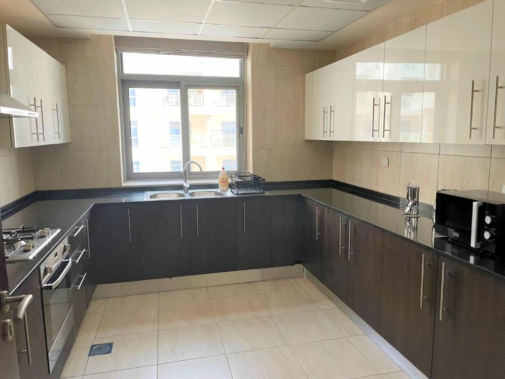 هتل الیته لوکس هالیدی هومز - تو بدم روم آپارتمان دایرکت مترو اکسس این ال فورجان، دبی - Elite LUX Holiday Homes - Two Bedroom Apartment Direct Metro Access in Al Furjan, Dubai