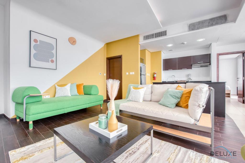 هتل هوملی 1 بی آر ات د متریکس دبی اسپورتس سیتی بای دلاکس هالیدی هومز - Homely 1BR at The Matrix Dubai Sports City by Deluxe Holiday Homes