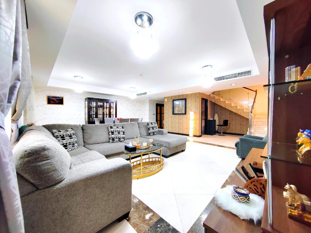 هتل فور-بدروم ویلا ویش هیوج پرایوت گاردن آن جی بی آر - 4-bedroom Villa With Huge Private Garden on JBR
