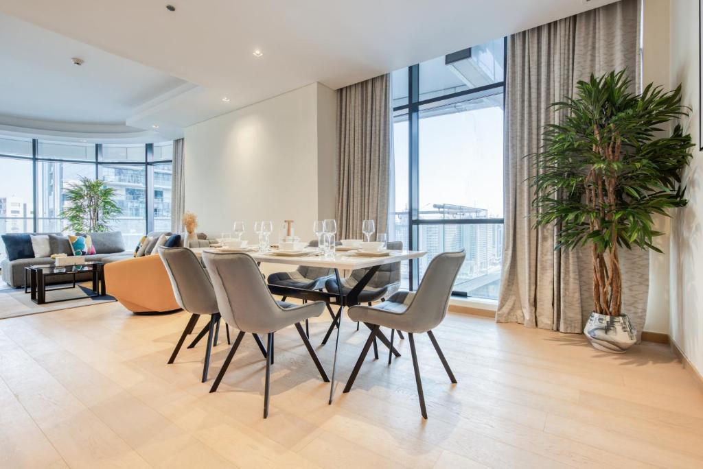 هتل آر اچ- ای استایلش هوم اوی فروم هوم، اسپیشس ۰۲ بی آر نیار دبی مال - RH- A Stylish Home Away from Home, Spacious 02 BR near Dubai Mall