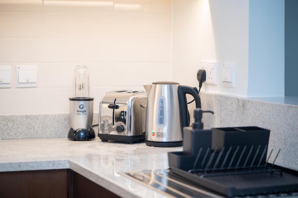 هتل های گِسْتس - شیک آپت وِث بالکنی اند پول نیِر بُرج خلیفه - HiGuests - Chic Apt with Balcony and Pool near Burj Khalifa