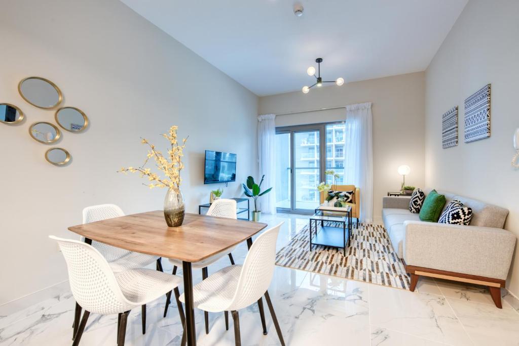 هتل اکسپشنال 1BR این مگ 5، امار ساوت بای دلوکس هالیدی هومز - Exceptional 1BR in MAG 5, Emaar South by Deluxe Holiday Homes
