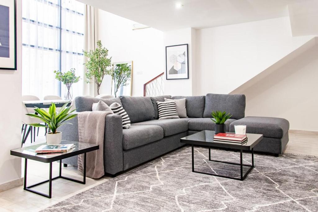 هتل سوفیستیکیتد 2 bedroom ویت لوش اینتیرز این جی وی سی - Sophisticated 2 Bedroom with Lush Interiors in JVC