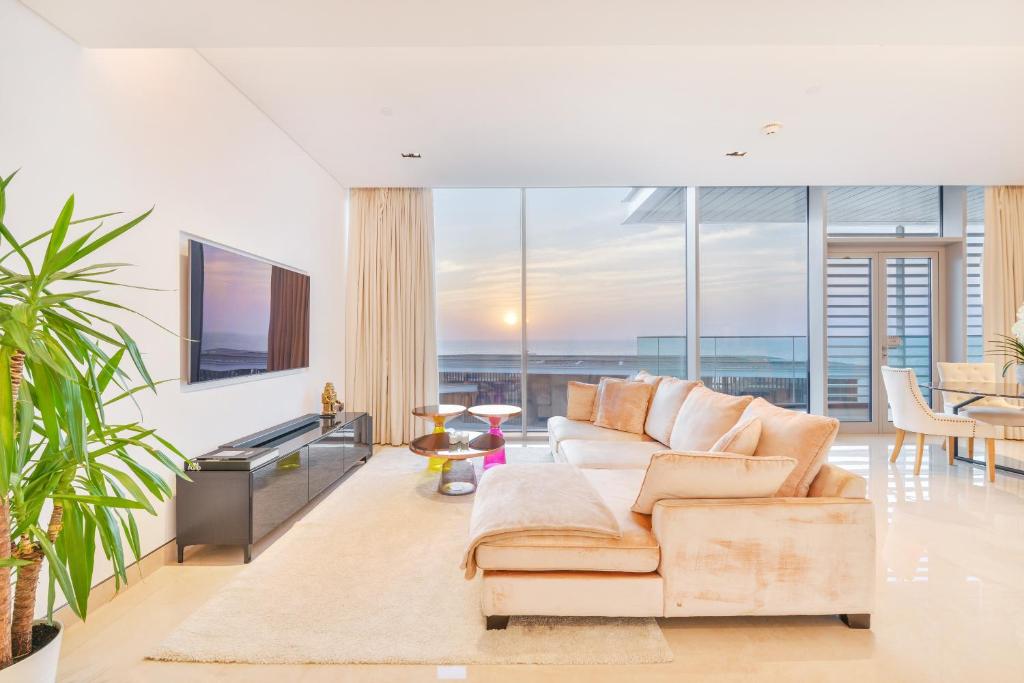 هتل پاش 2 بی آر اوشنفرانت آپت این د هارت آف بلواترآز آیلند - Posh 2 BR Oceanfront Apt in the Heart of Bluewaters Island
