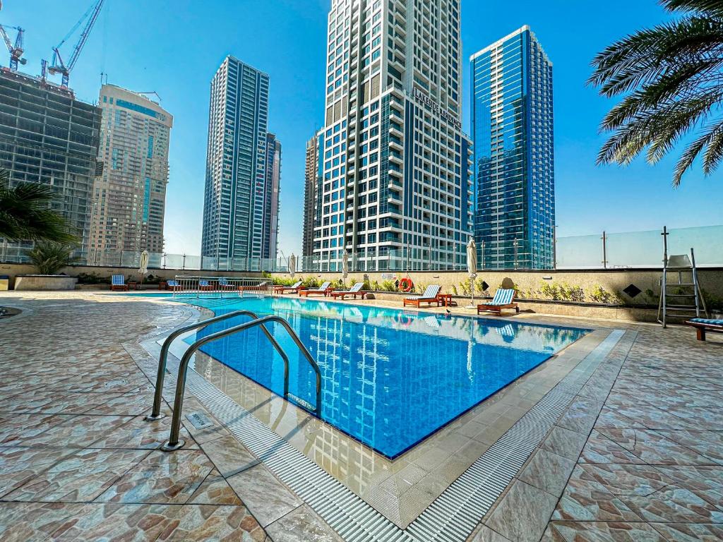 هتل های گستس - سوپر بُرک ویوز فرام دُس 2 بی آر آپت این جی ال تی - HiGuests - Superb Lake Views from this 2BR Apt in JLT
