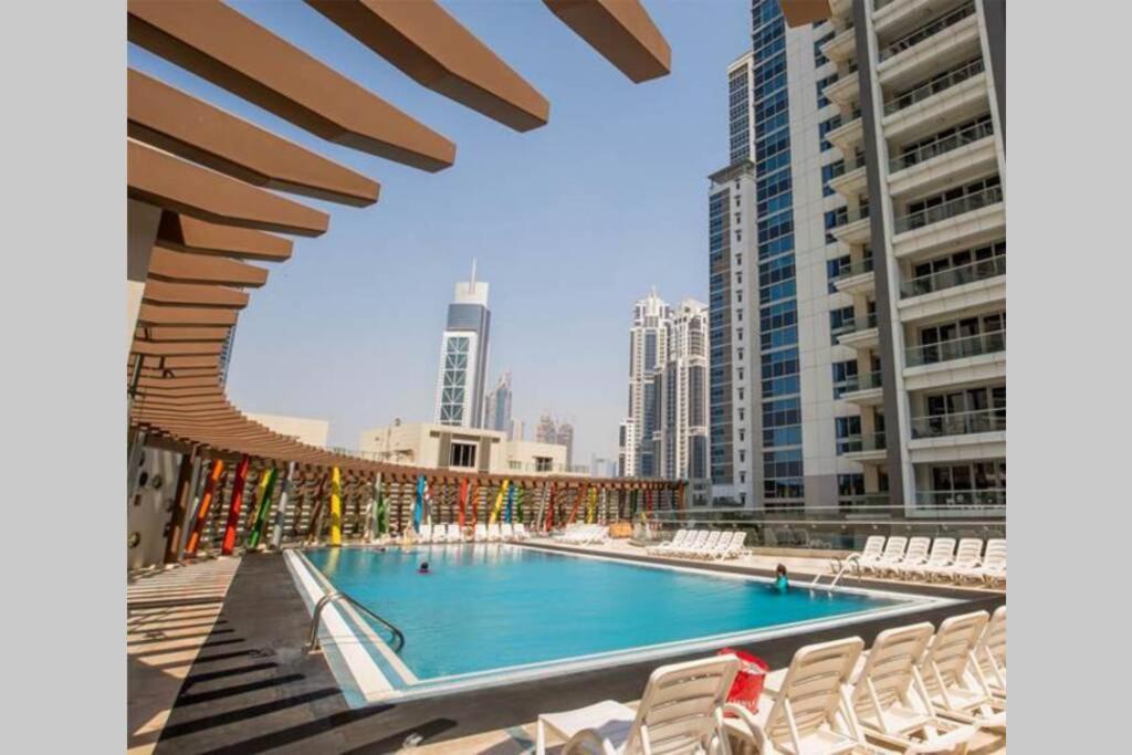 هتل های گست - رومی آپت ویت اینفینیتی پول کلوز تو برج خلیفه - HiGuests - Roomy Apt With Infinity Pool Close to Burj Khalifa
