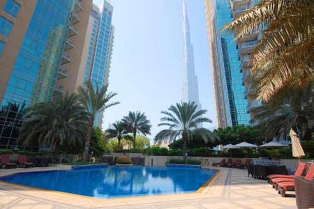 هتل های گسٹس - چارجینگ آپت ویت تراس فیسینگ برج خلیفه - HiGuests - Charming Apt with Terrace Facing Burj Khalifa