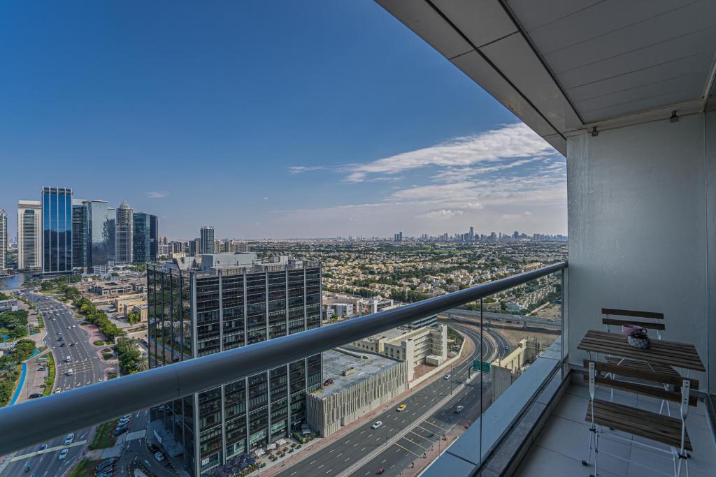 هتل های‌گستس - مدرن استودیو وید اینکریدبل سیتی اسکای‌لاین ویو - HiGuests - Modern Studio with Incredible City Skyline View