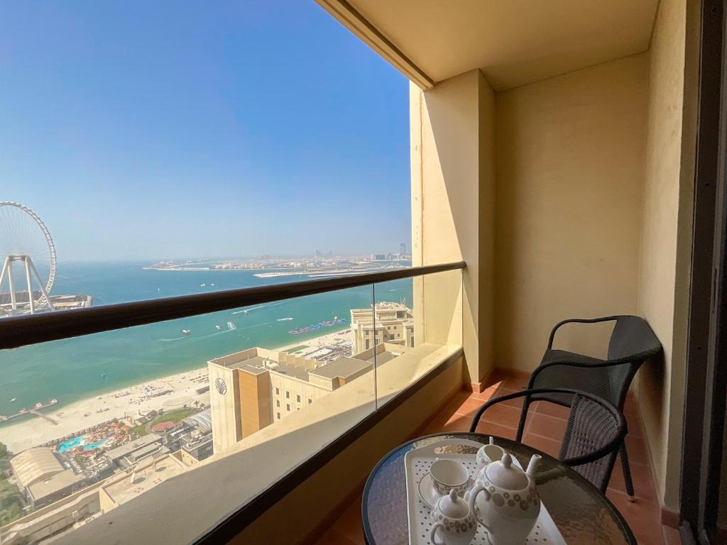 هتل های گست - امیزینگ سی ویوز فرم دِس 2 بی آر آپت این جی بی آر - HiGuests - Amazing Sea Views from this 2BR Apt in JBR